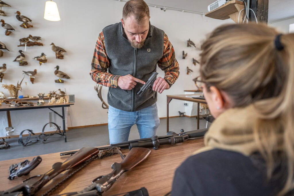 Jagdausbilder zeigt Schülerin die Waffenhandhabung